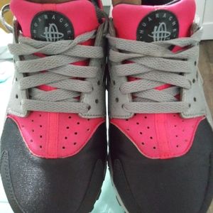 Huarache by NIKE 👟 Size 4.5Y